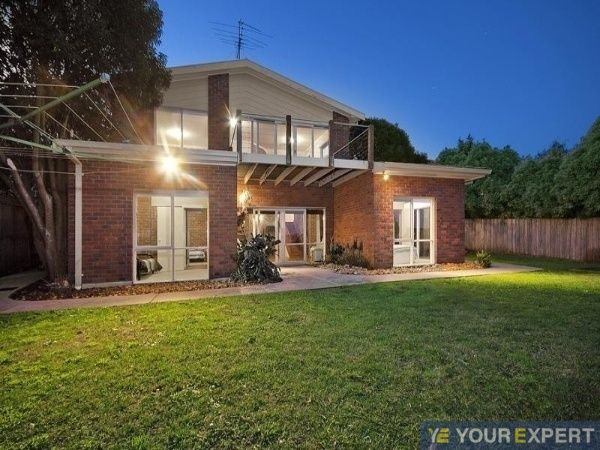 5 bedrooms House in 43 Edrington Park Drive BERWICK VIC, 3806