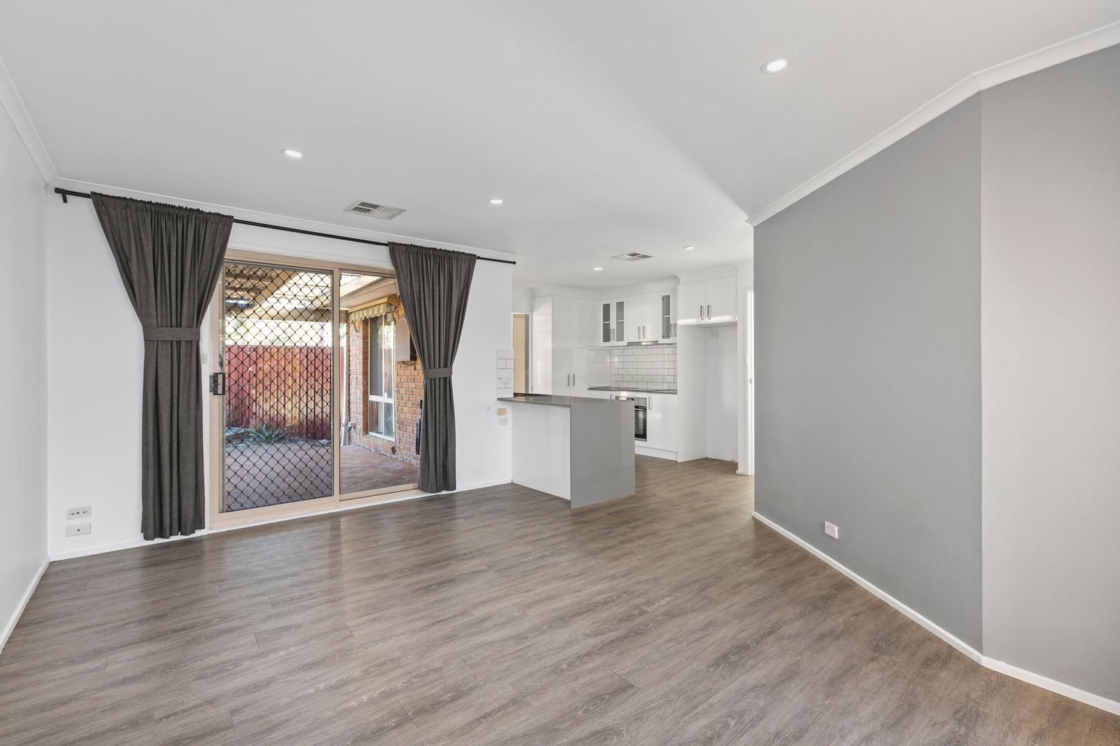 8/61 Derrington Crescent, Bonython ACT 2905, Image 2