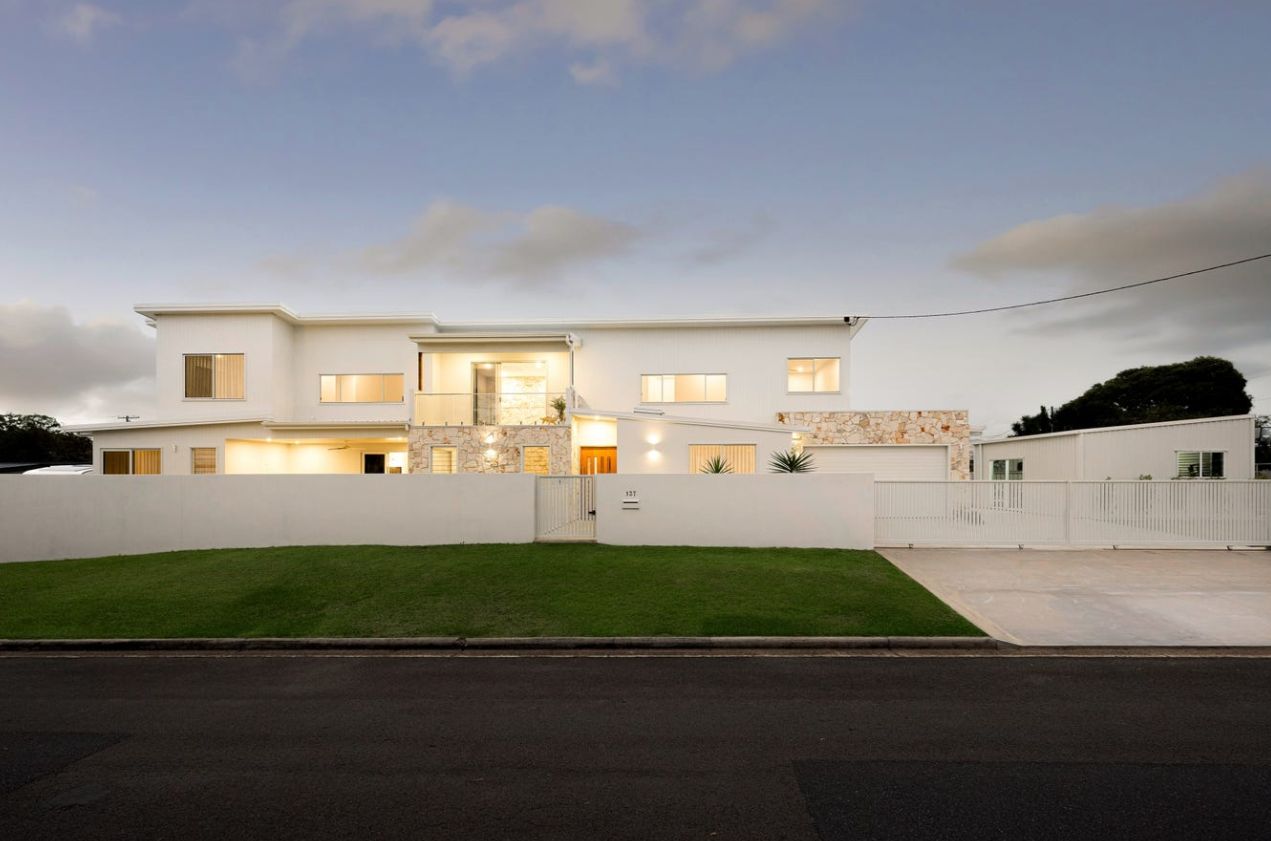5 bedrooms House in 137 Landsborough Parade GOLDEN BEACH QLD, 4551