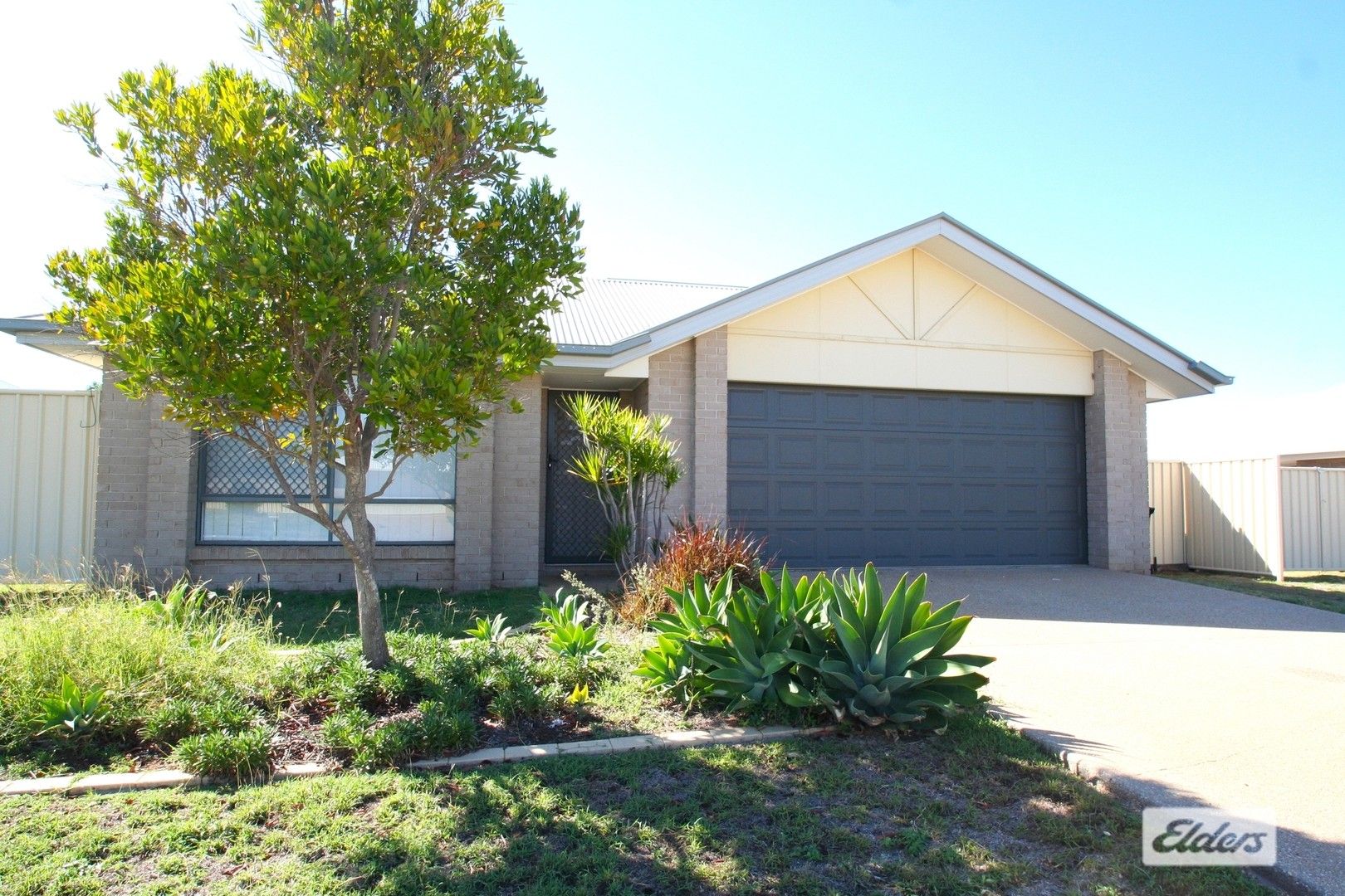 4 bedrooms House in 37 Lakeside Drive EMERALD QLD, 4720