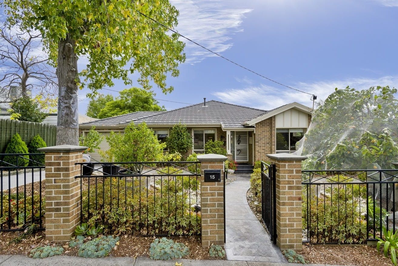 3 bedrooms Apartment / Unit / Flat in 1/15 Savige Avenue MOUNT WAVERLEY VIC, 3149