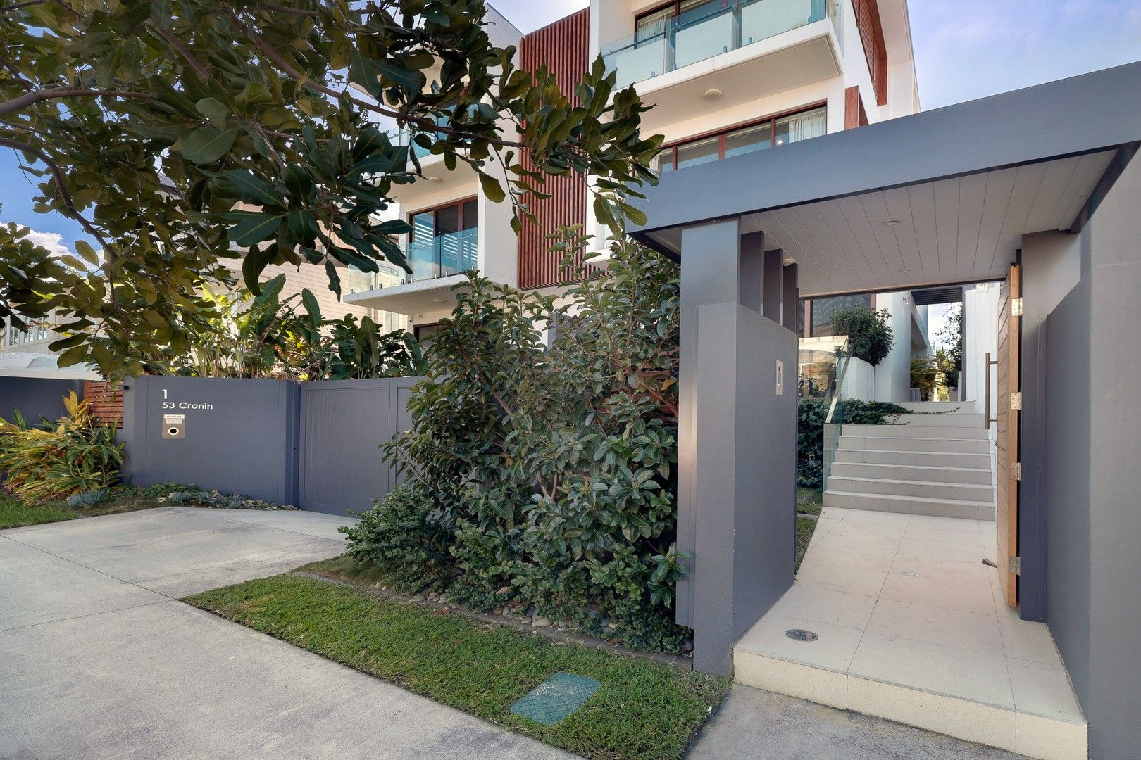 5 bedrooms House in 2/53 Cronin Avenue MAIN BEACH QLD, 4217