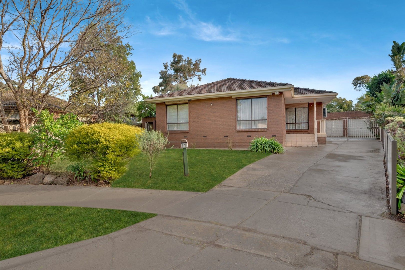 4 bedrooms House in 17 Durban Court KEILOR DOWNS VIC, 3038