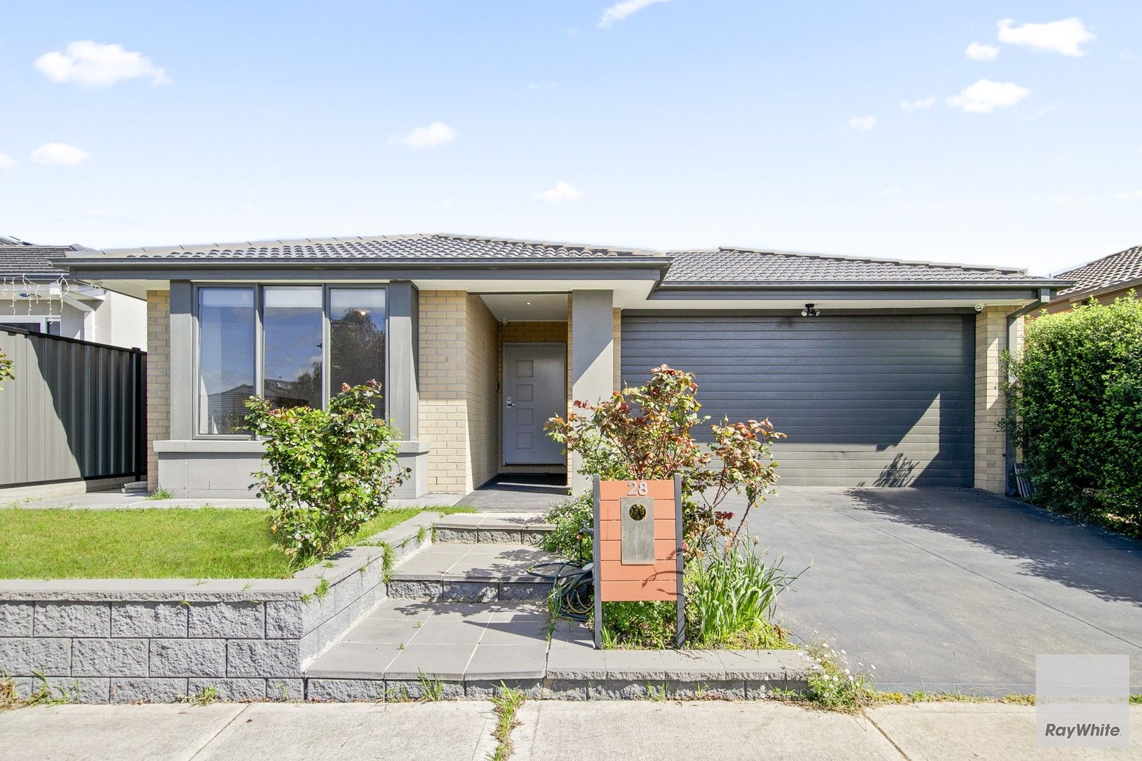4 bedrooms House in 28 Hollyhock Road CRAIGIEBURN VIC, 3064