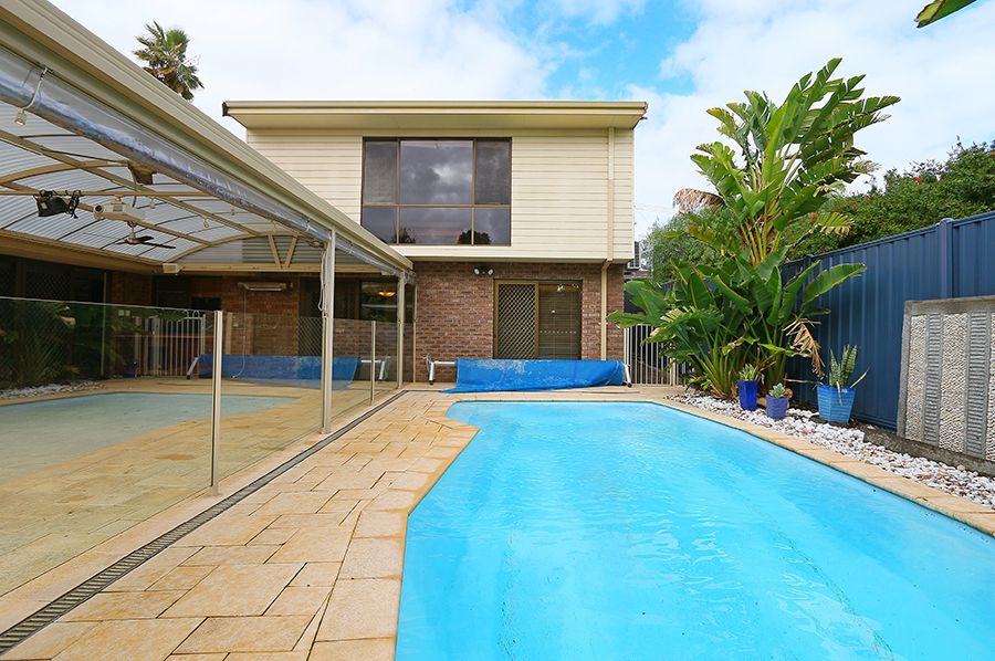 4 bedrooms House in 8 Mottee Road BATEMAN WA, 6150