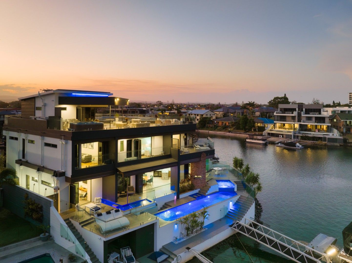 5 bedrooms House in 20 Lakeland Key BROADBEACH WATERS QLD, 4218