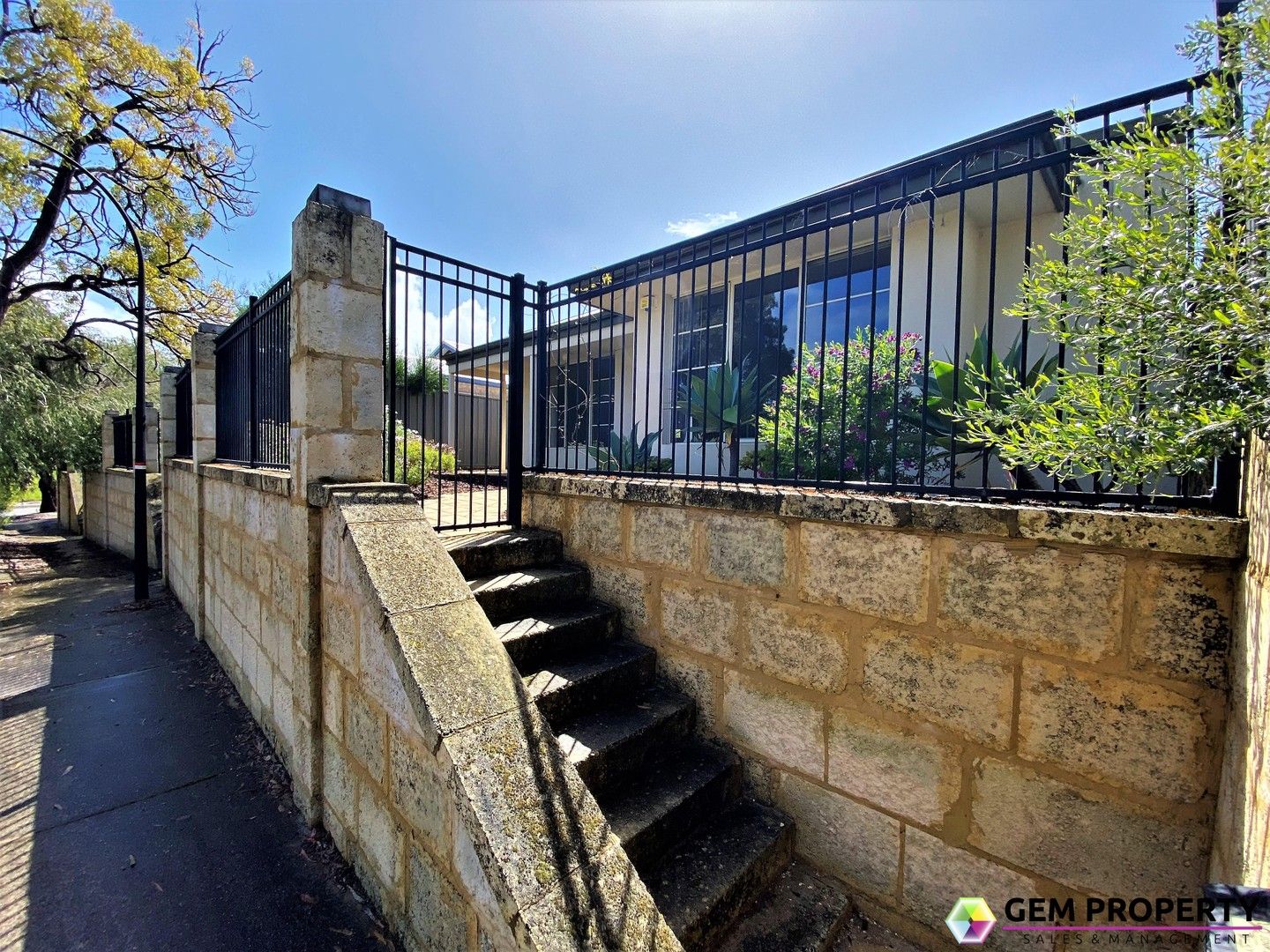 4 bedrooms House in 6 Charvil Mews WELLARD WA, 6170