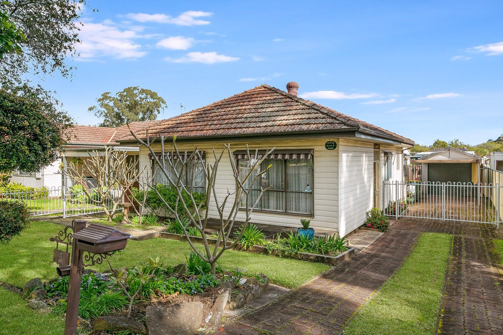 3 bedrooms House in 4 Talbot Road YAGOONA NSW, 2199