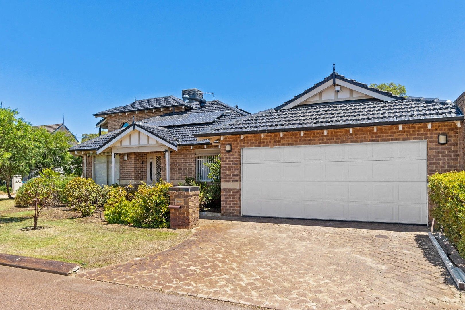 4 bedrooms House in 1 Lake Edge Court GWELUP WA, 6018