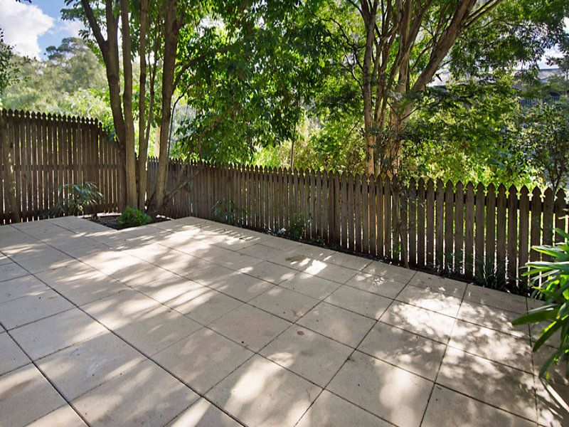 3 bedrooms Townhouse in 8/37 Birdwood Road HOLLAND PARK WEST QLD, 4121