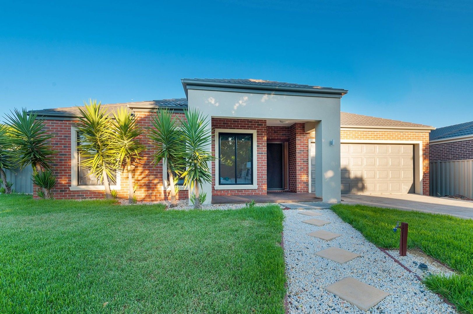 4 bedrooms House in 16 Princes Circuit CRAIGIEBURN VIC, 3064
