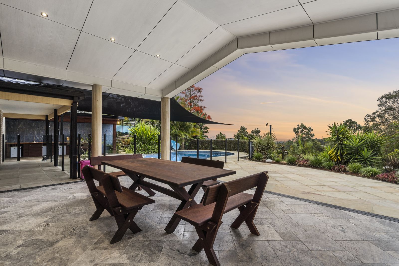 4 bedrooms House in 20 Buckingham Way ELANORA QLD, 4221