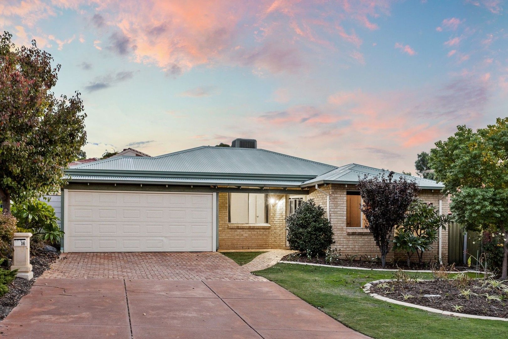 5 bedrooms House in 16 Corander Gardens CARINE WA, 6020