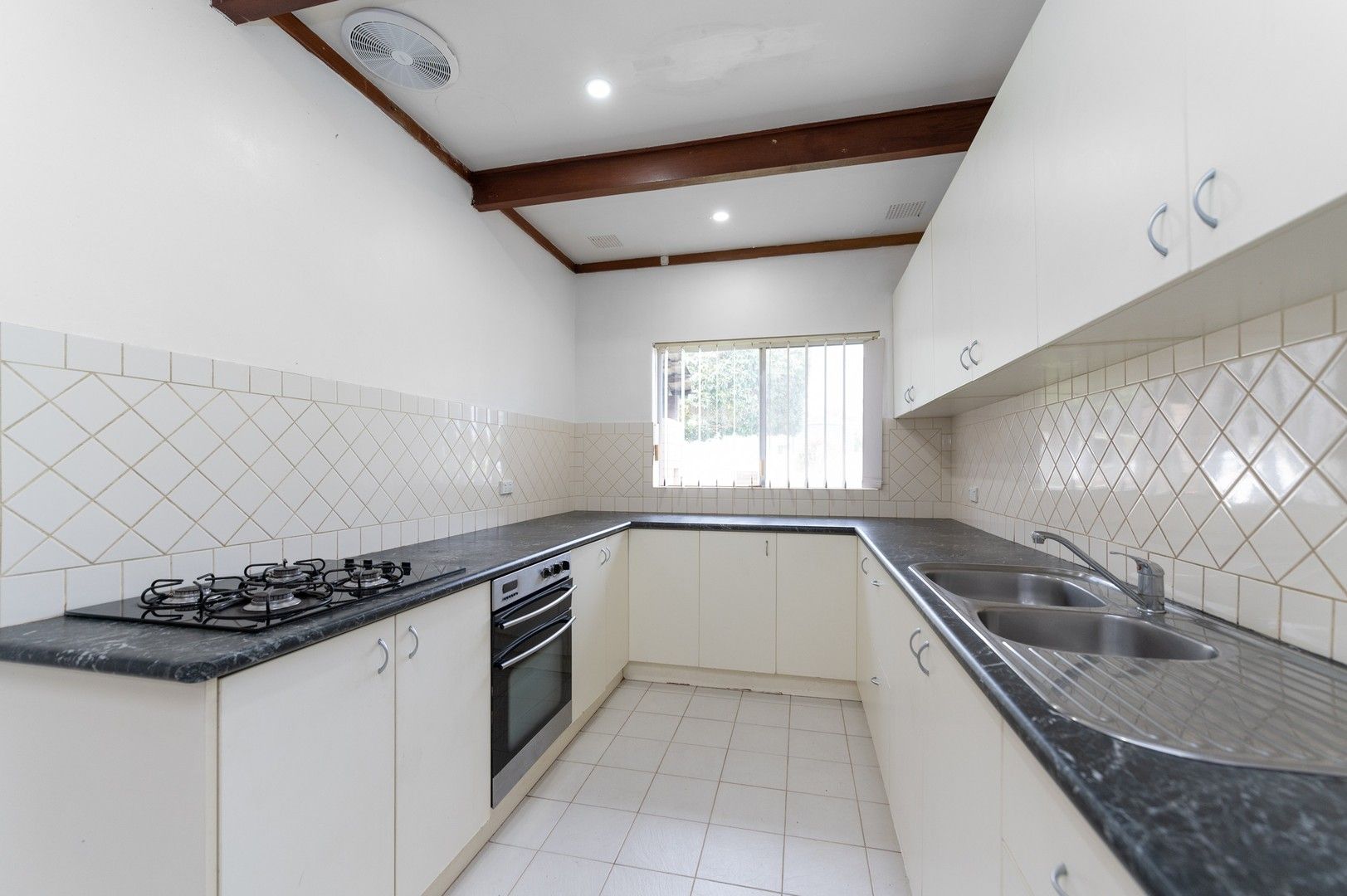 3 bedrooms House in 15 Hughenden Drive THORNLIE WA, 6108