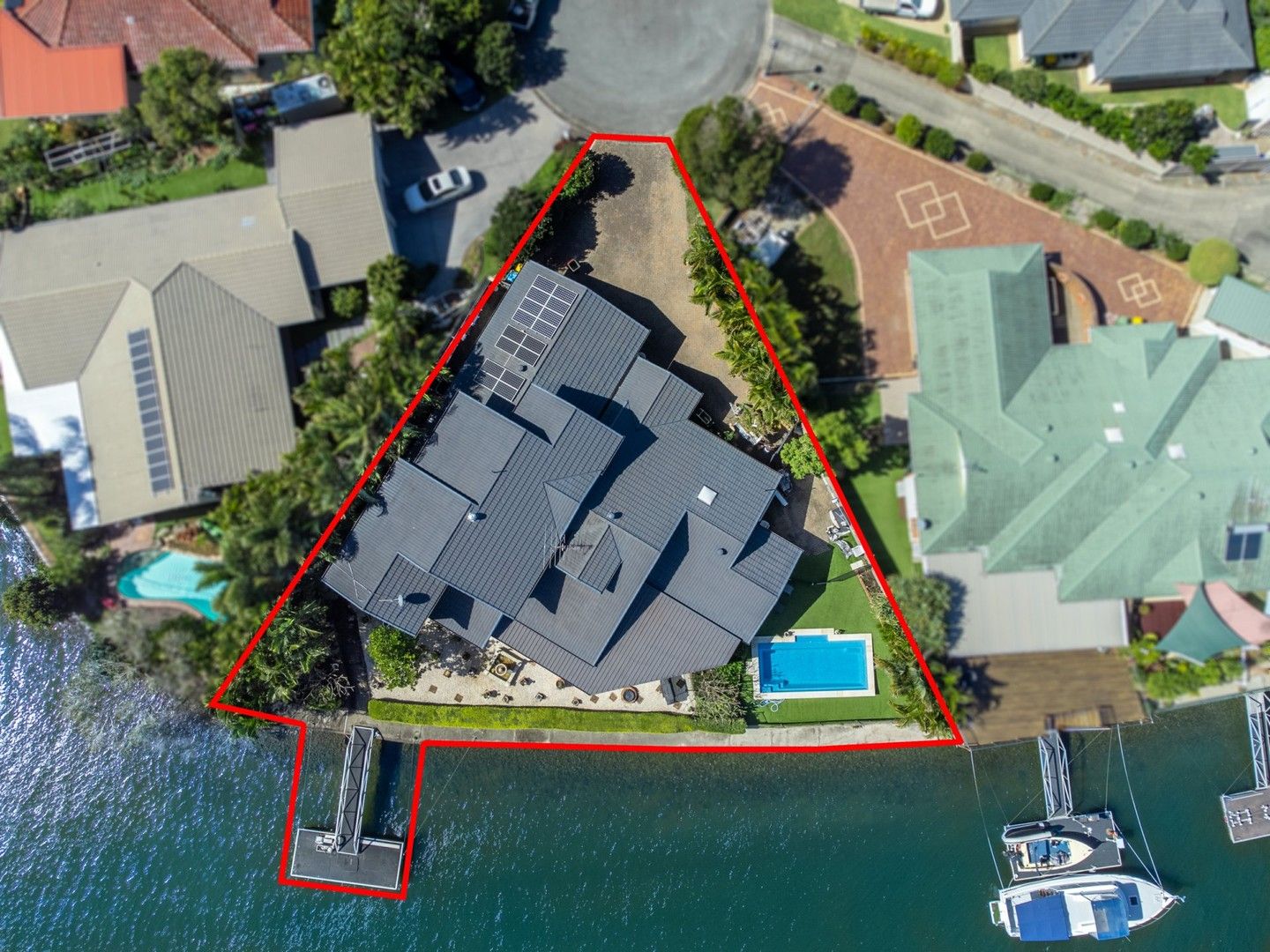 5 bedrooms House in 13 Cutter Court BANKSIA BEACH QLD, 4507