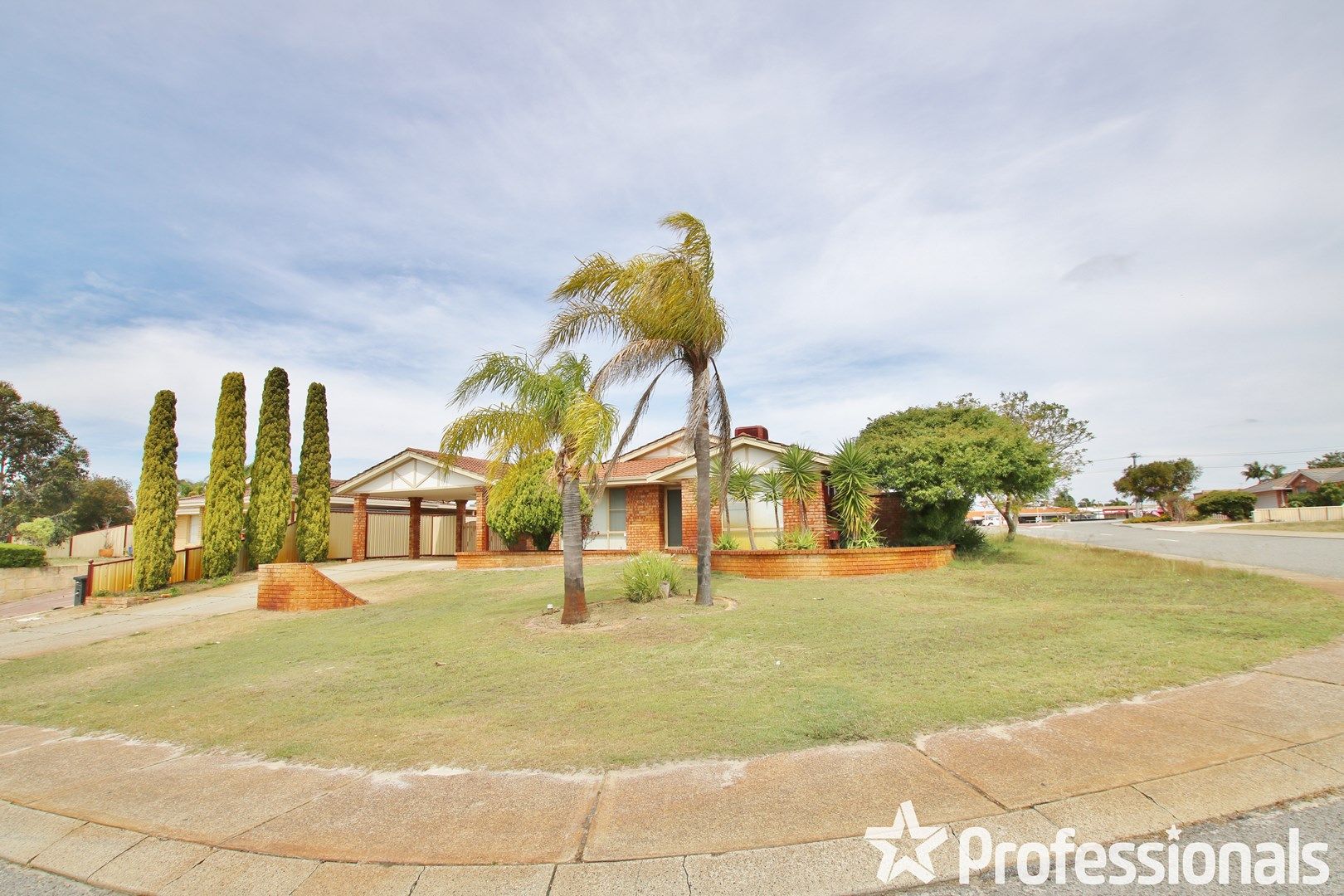 4 bedrooms House in 28 Explorer Drive THORNLIE WA, 6108