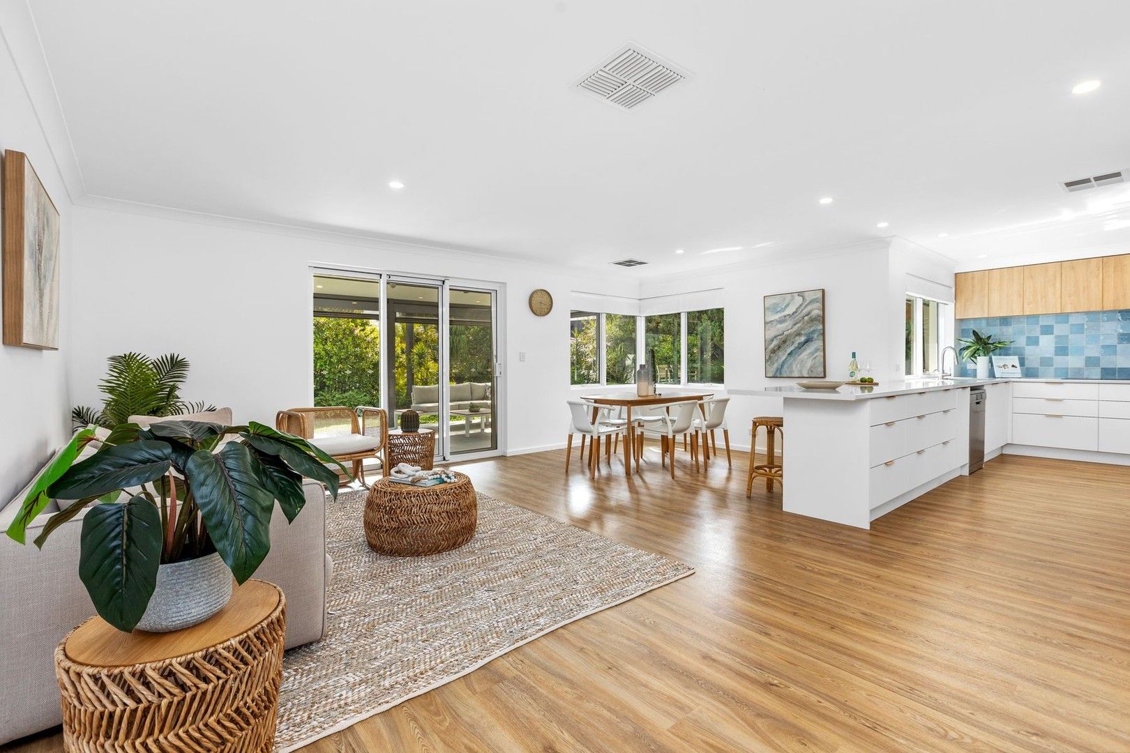 4 bedrooms House in 11 Poynter Drive DUNCRAIG WA, 6023