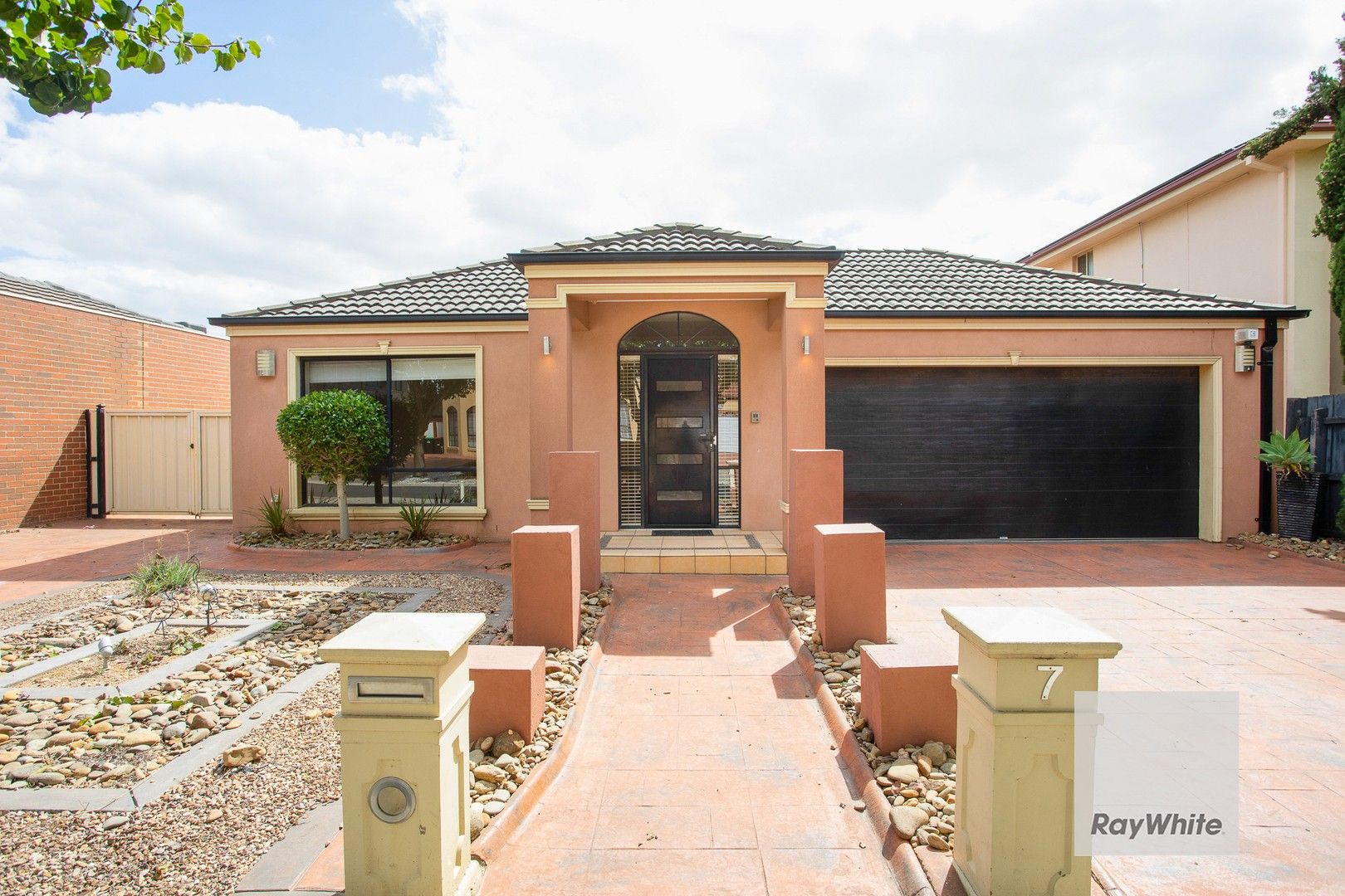 3 bedrooms House in 7 Southbank Walk TAYLORS HILL VIC, 3037