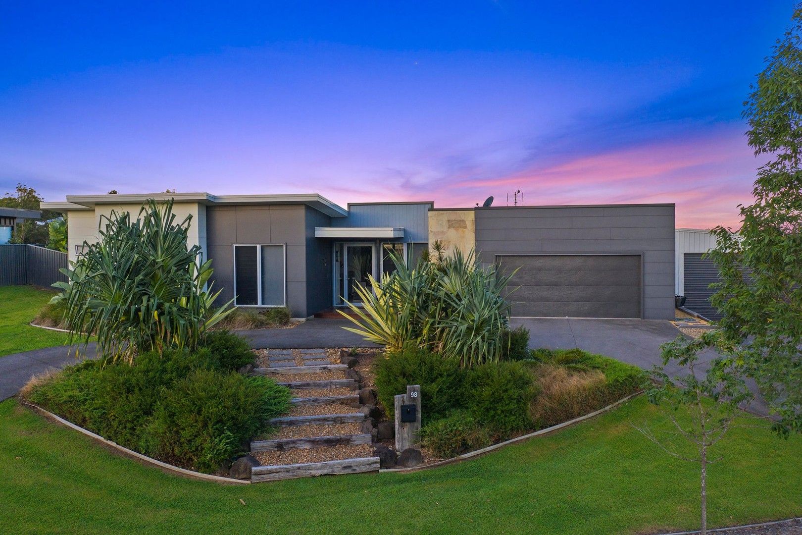 5 bedrooms House in 98 Palmview Forest Drive PALMVIEW QLD, 4553
