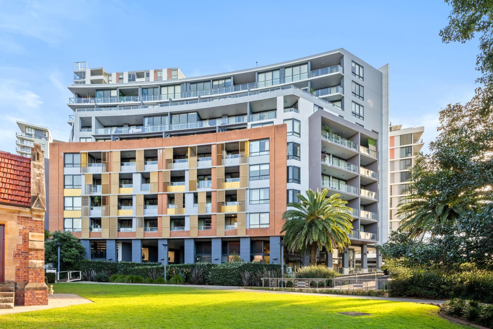 2 bedrooms Apartment / Unit / Flat in 1008/10 Brodie Spark Drive WOLLI CREEK NSW, 2205