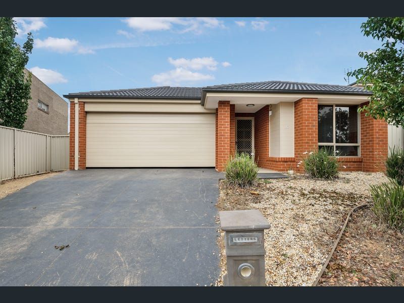 4 bedrooms House in 10 Tununga Circuit KANGAROO FLAT VIC, 3555