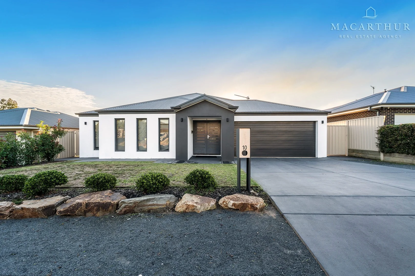 10 Paradise Drive, Gobbagombalin NSW 2650