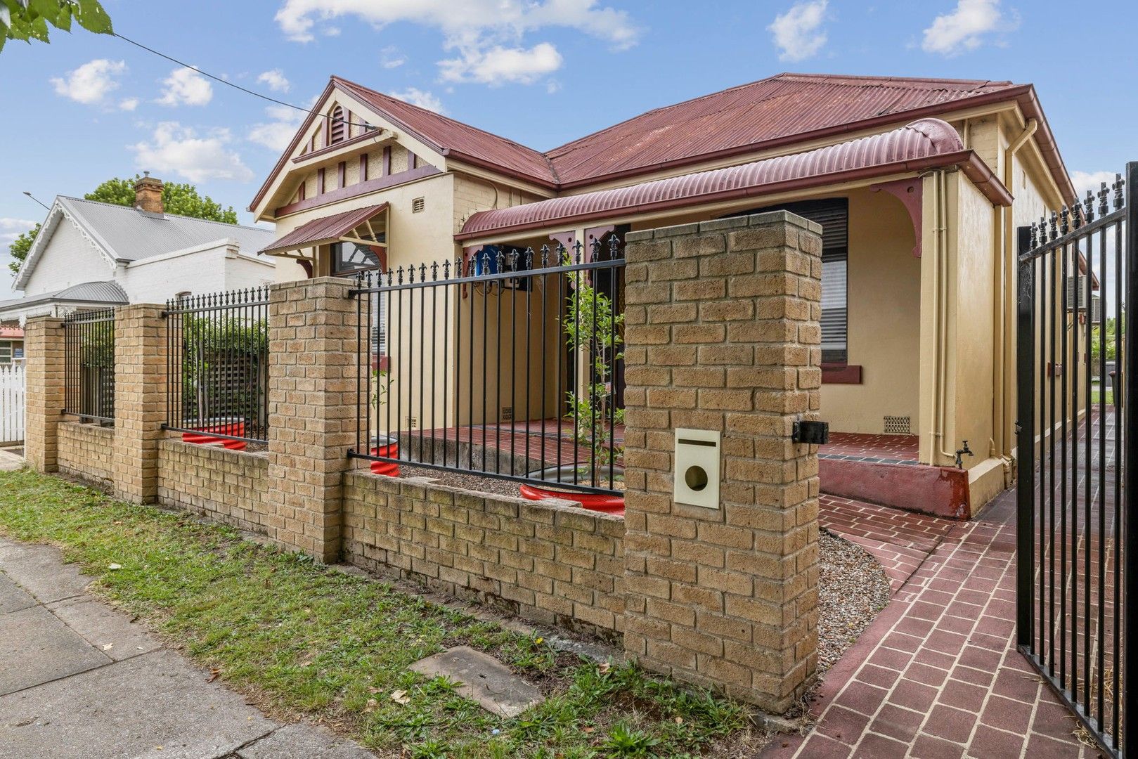 4 bedrooms House in 250 Bourke Street GOULBURN NSW, 2580