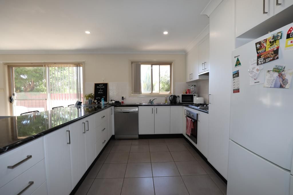 2/37 Spring Street, Young NSW 2594, Image 2