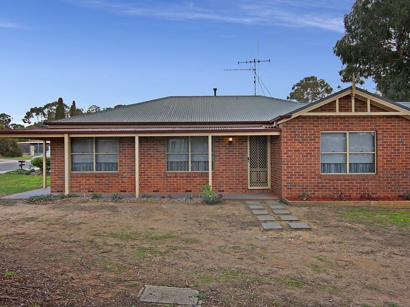 3 bedrooms House in 76 Marnie Road KENNINGTON VIC, 3550