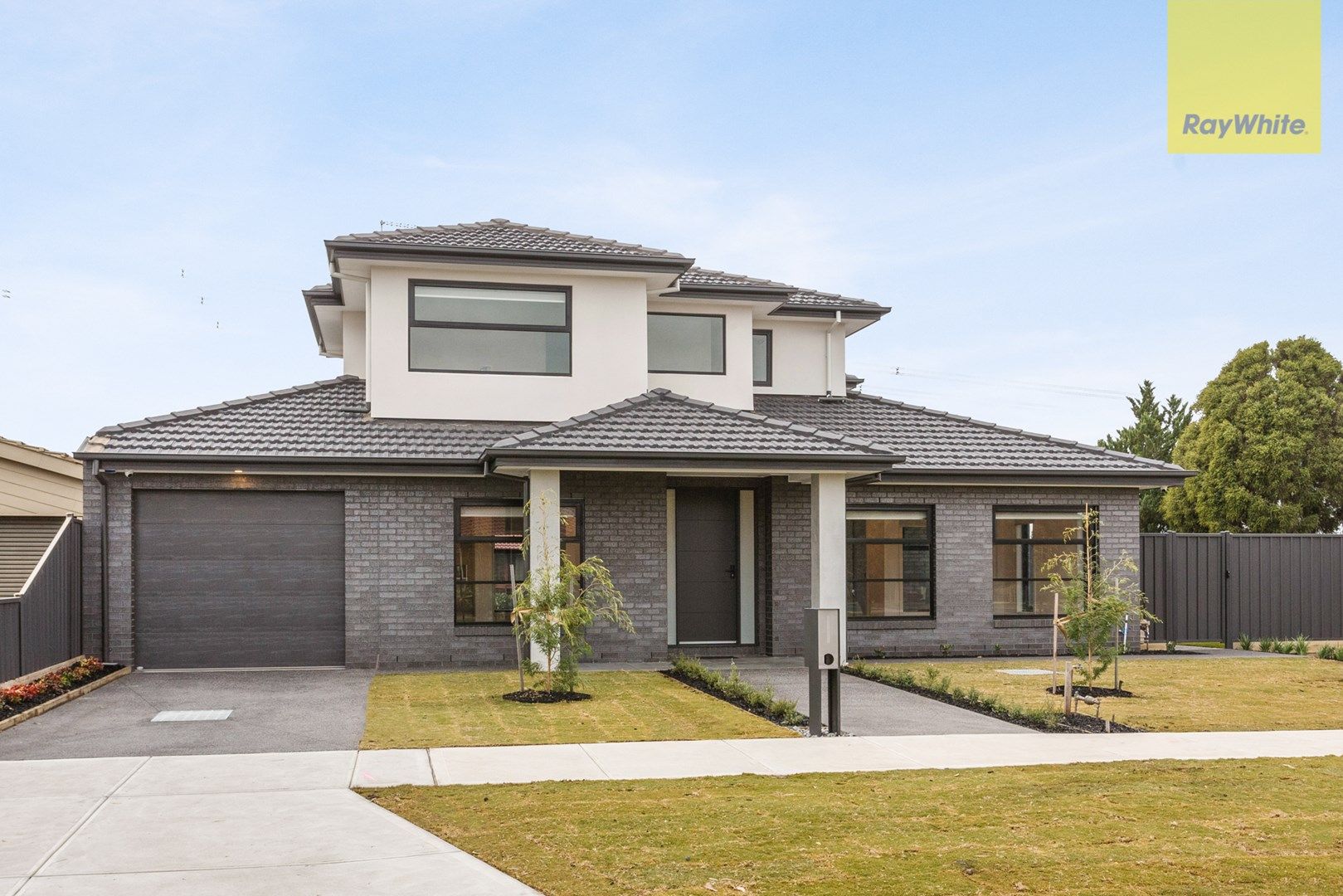 3 bedrooms House in 2 Mantaura Crescent TAYLORS LAKES VIC, 3038