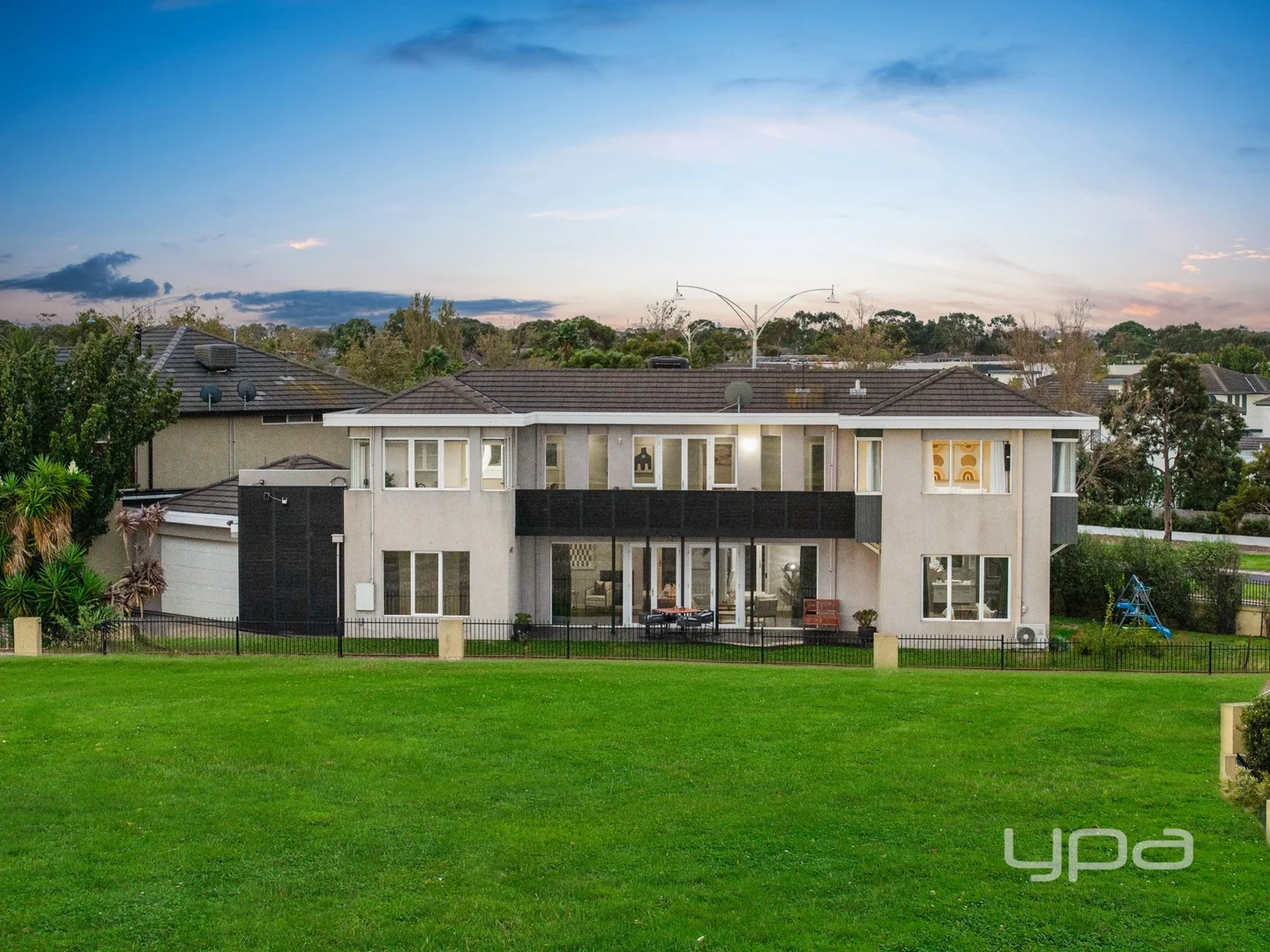 22 Manhattan Close, Sanctuary Lakes VIC 3030