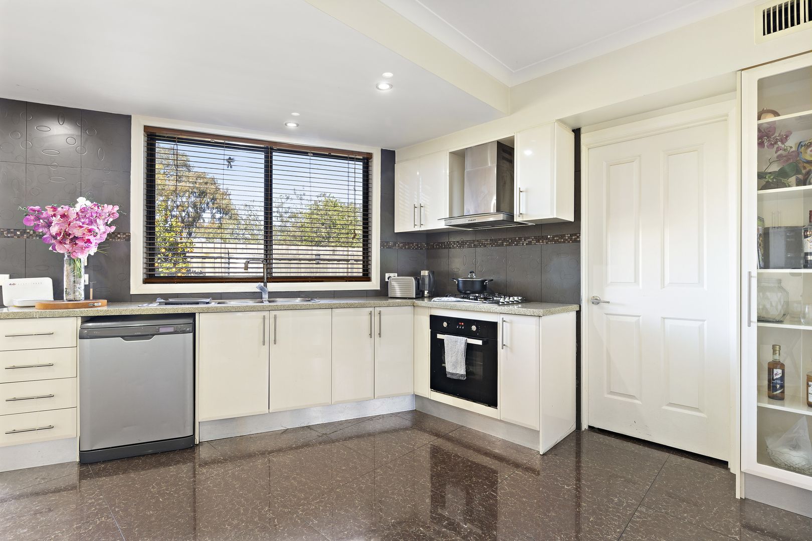 2/26 Plowman Court, Epping VIC 3076, Image 2