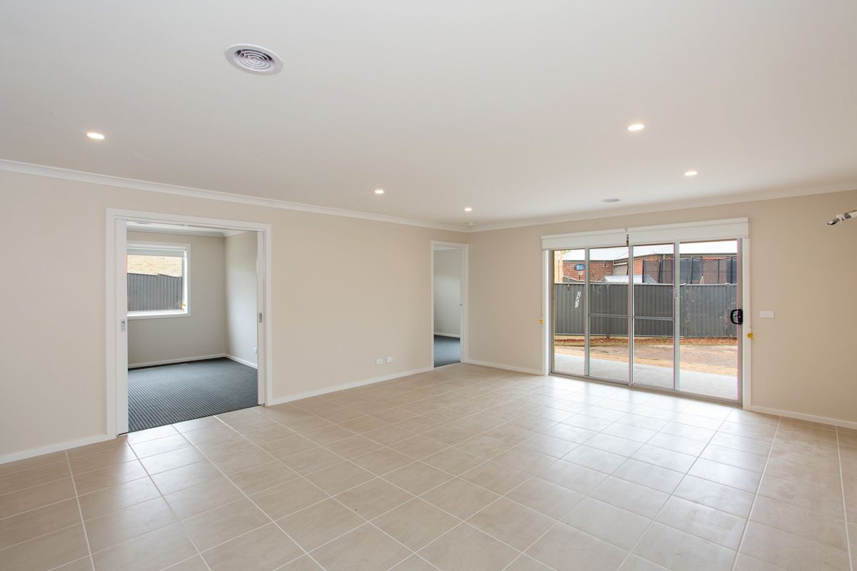 11 Cowley Court, Canadian VIC 3350, Image 2