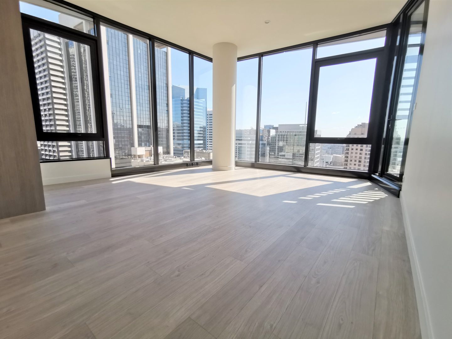 High End Living in Spacious Downtown Apartment - High-End Apartment Living