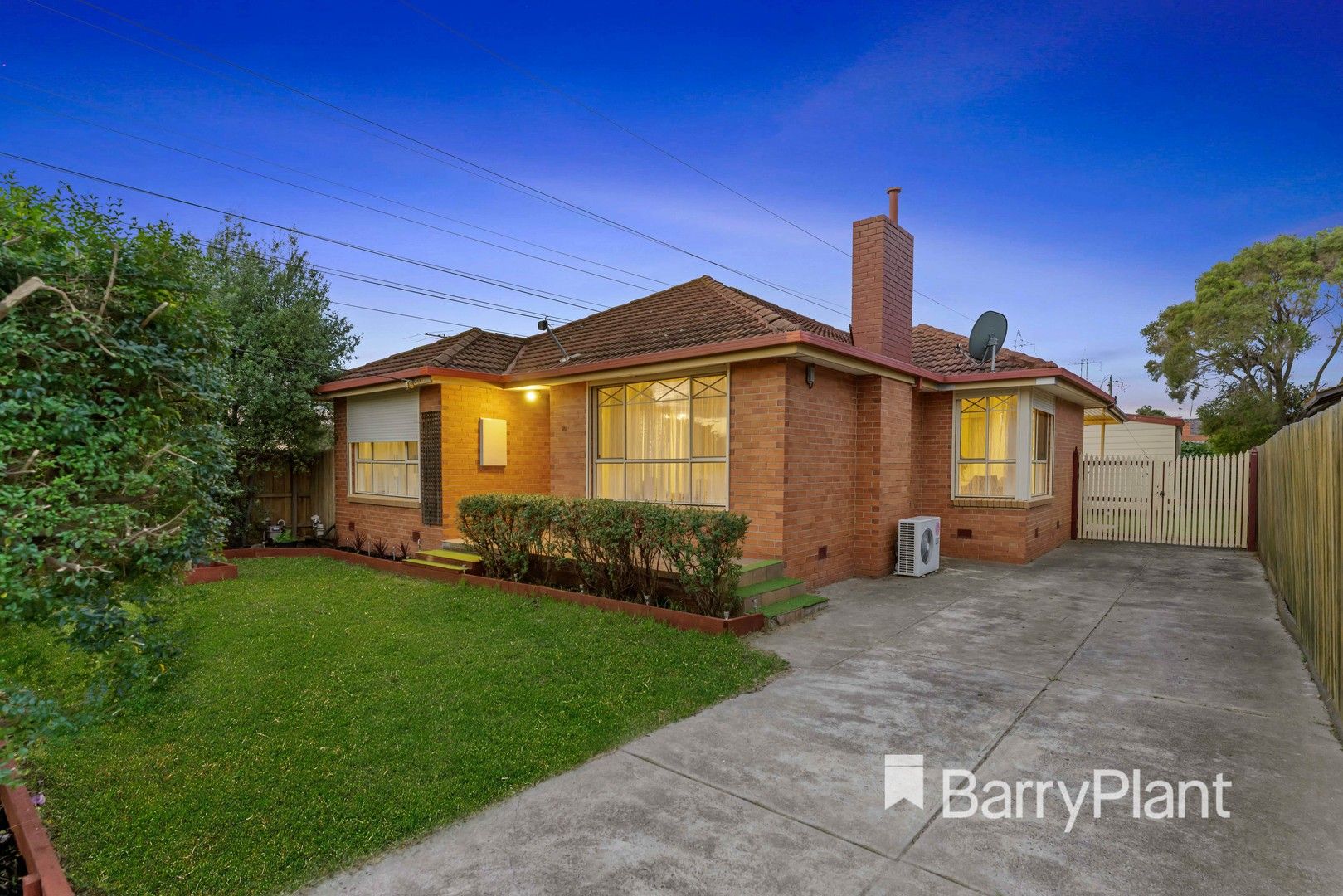 5 bedrooms House in 20 Debenham Drive ST ALBANS VIC, 3021