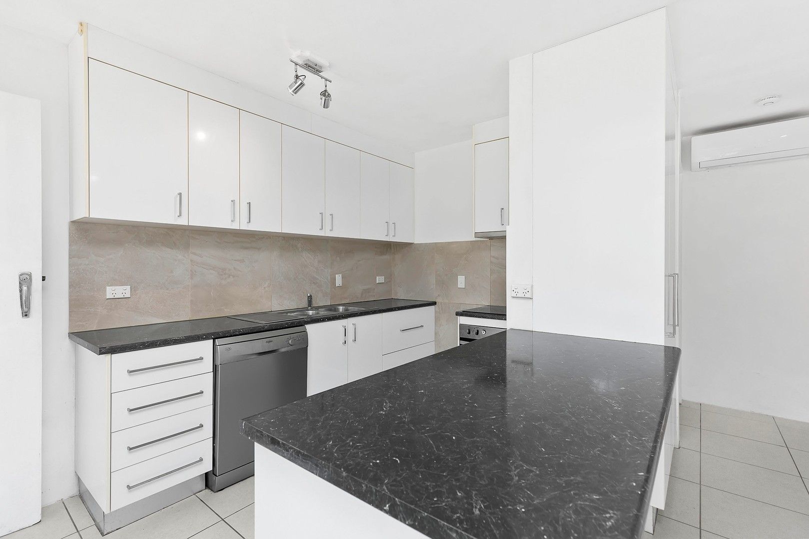 2 bedrooms Apartment / Unit / Flat in 3/18 Glena Street FAIRFIELD QLD, 4103