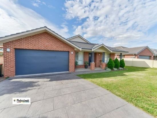 4 bedrooms House in 6 Baker Close CALALA NSW, 2340