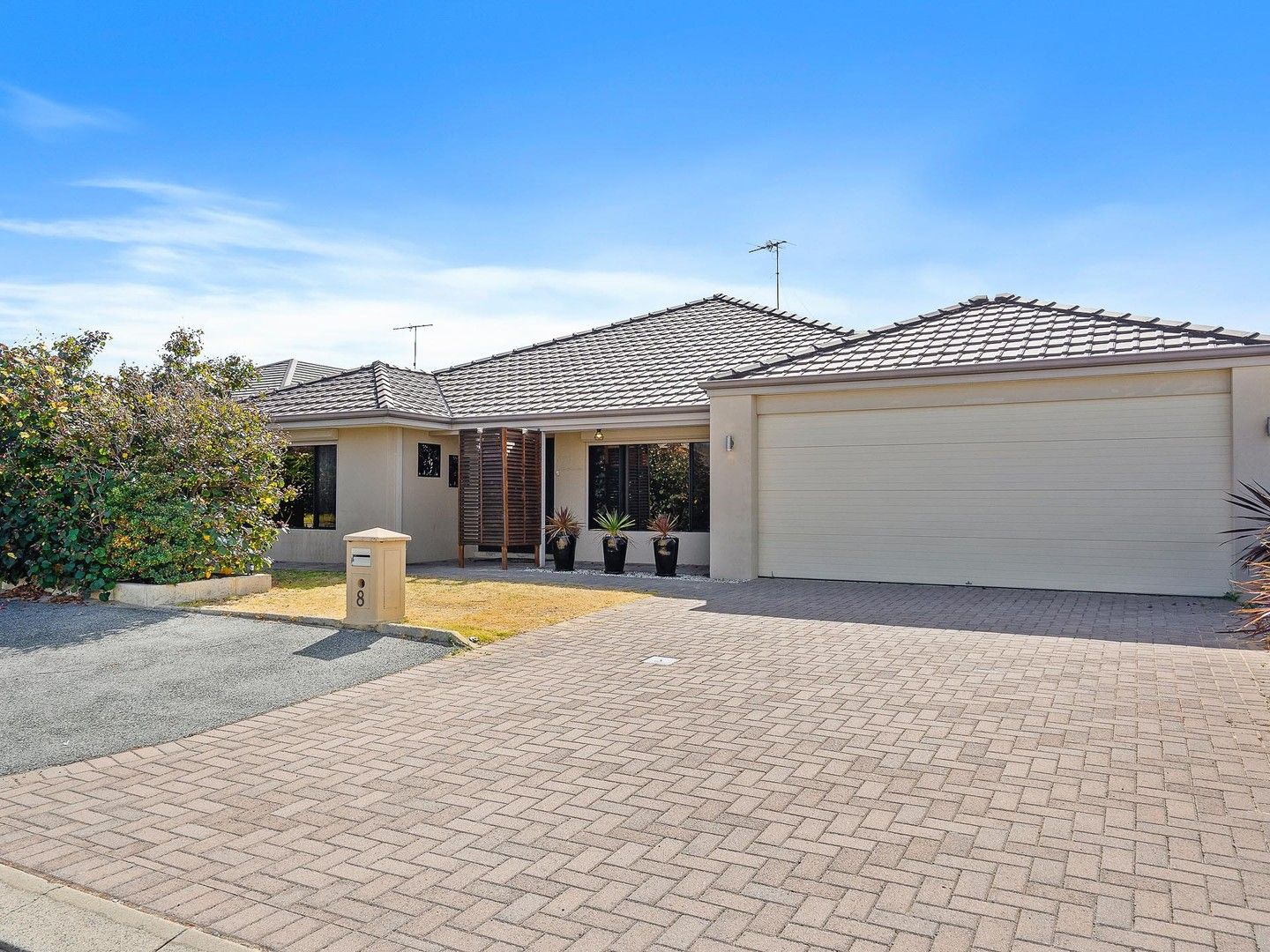 5 bedrooms House in 8 Marsdenia Road HALLS HEAD WA, 6210