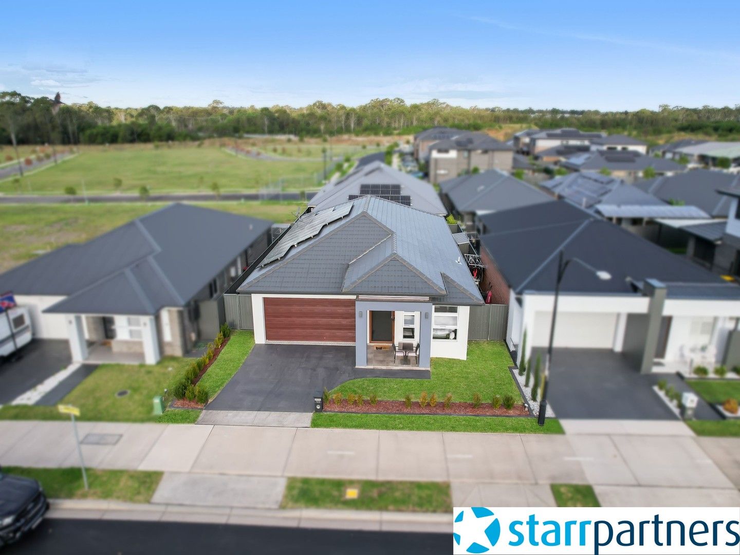 4 bedrooms House in 122 Armoury Road JORDAN SPRINGS NSW, 2747