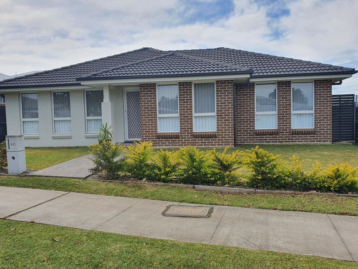 4 bedrooms House in 241 South Circuit ORAN PARK NSW, 2570