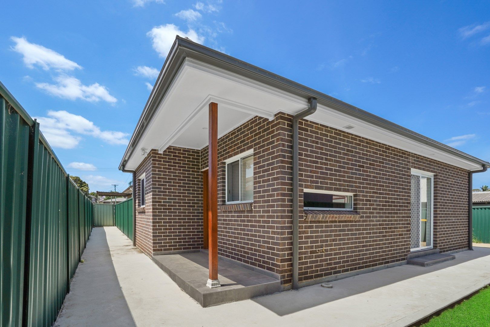 2 bedrooms House in 9a Foreman St GLENFIELD NSW, 2167