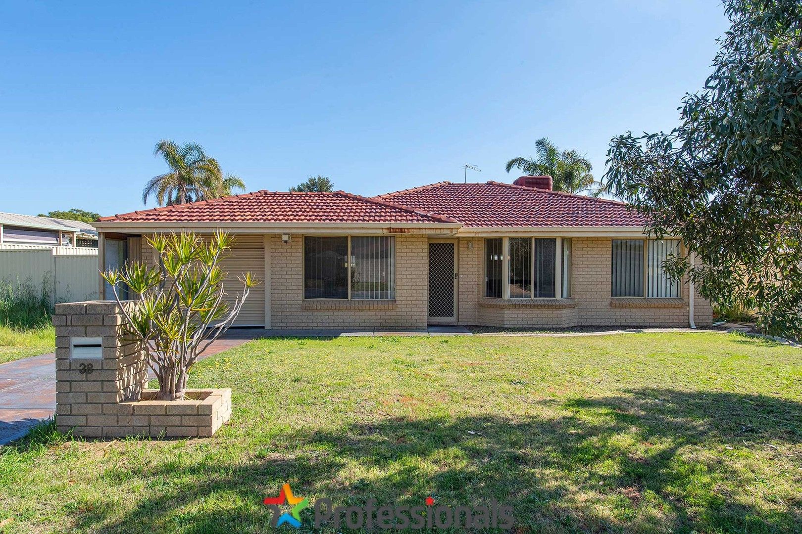4 bedrooms House in 38 Waldron Boulevard GREENFIELDS WA, 6210