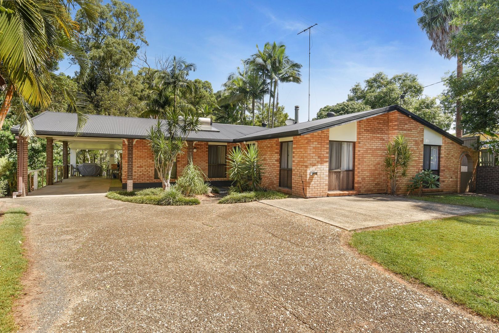 8 Burgess Street, Glass House Mountains Property History & Address