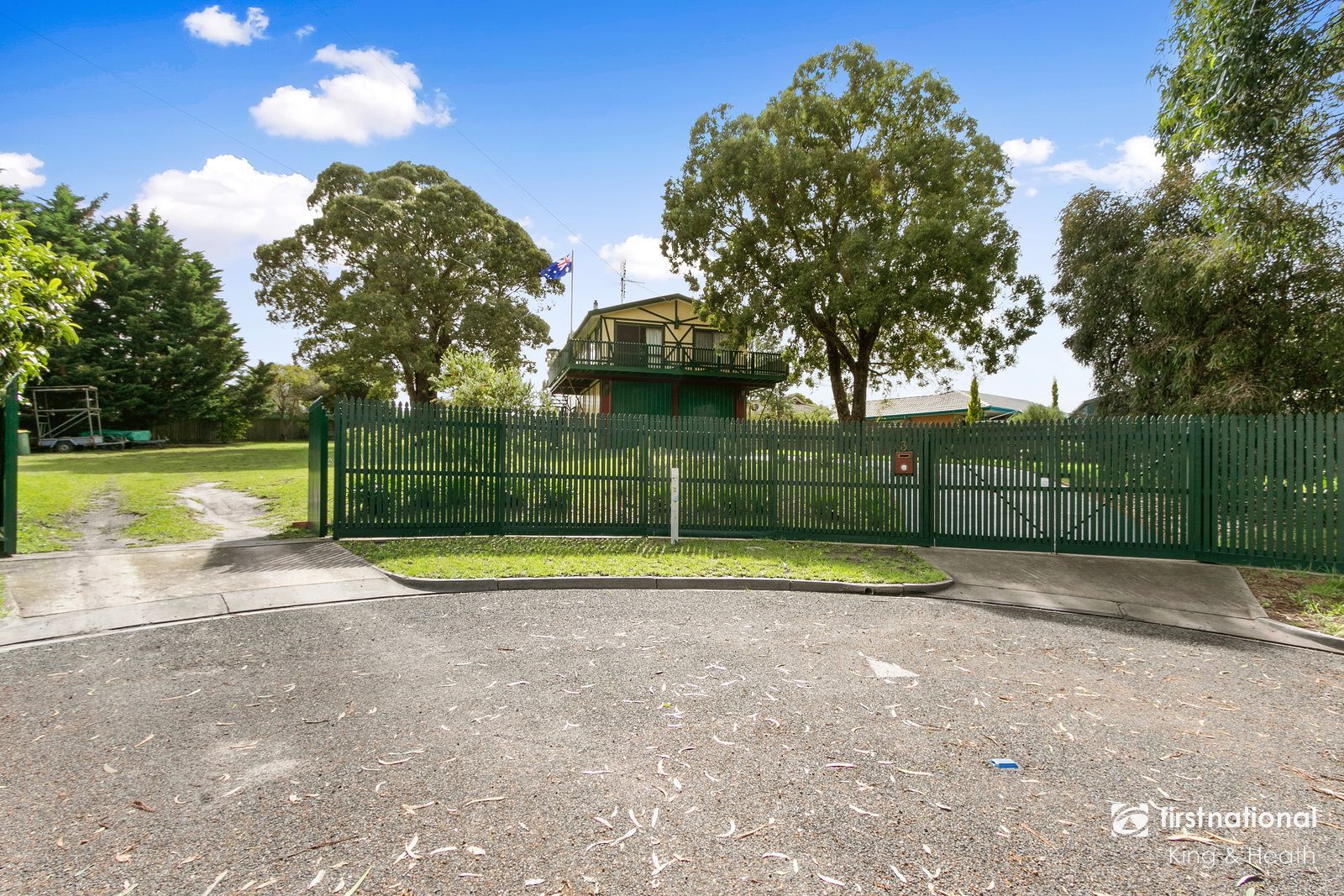 4 bedrooms House in 3 Roslyn Court LAKES ENTRANCE VIC, 3909