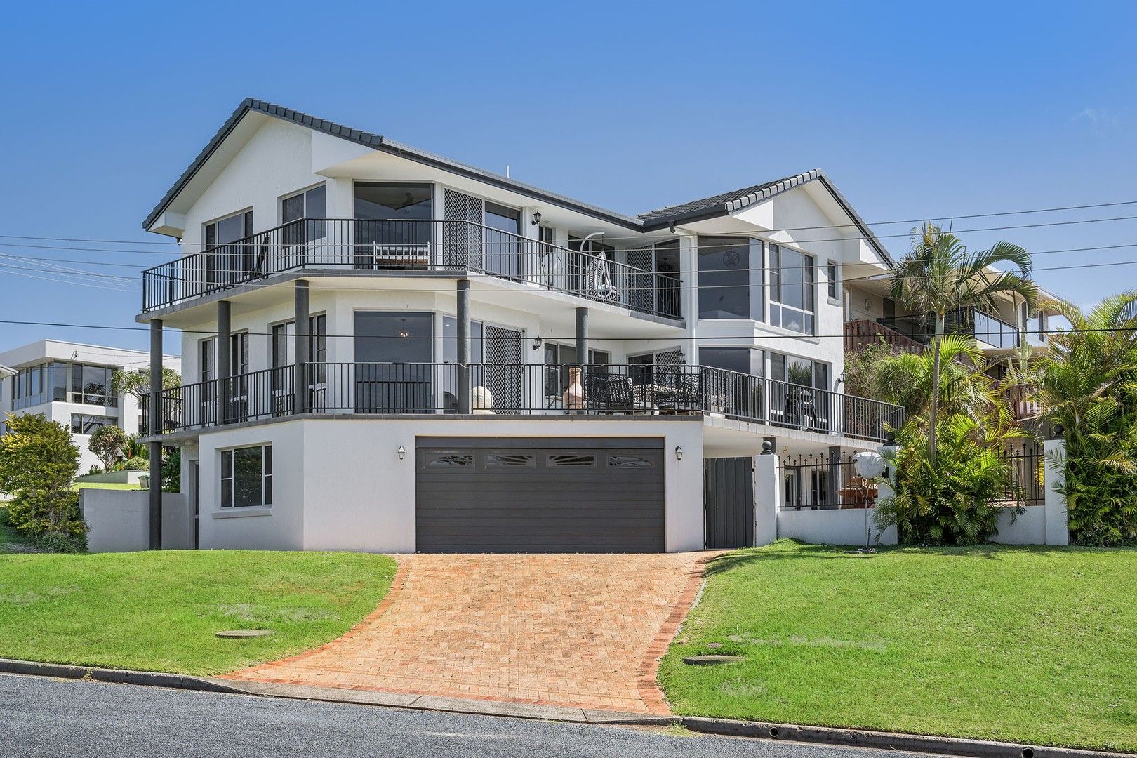 5 bedrooms House in 10 Honeysuckle Road BONNY HILLS NSW, 2445