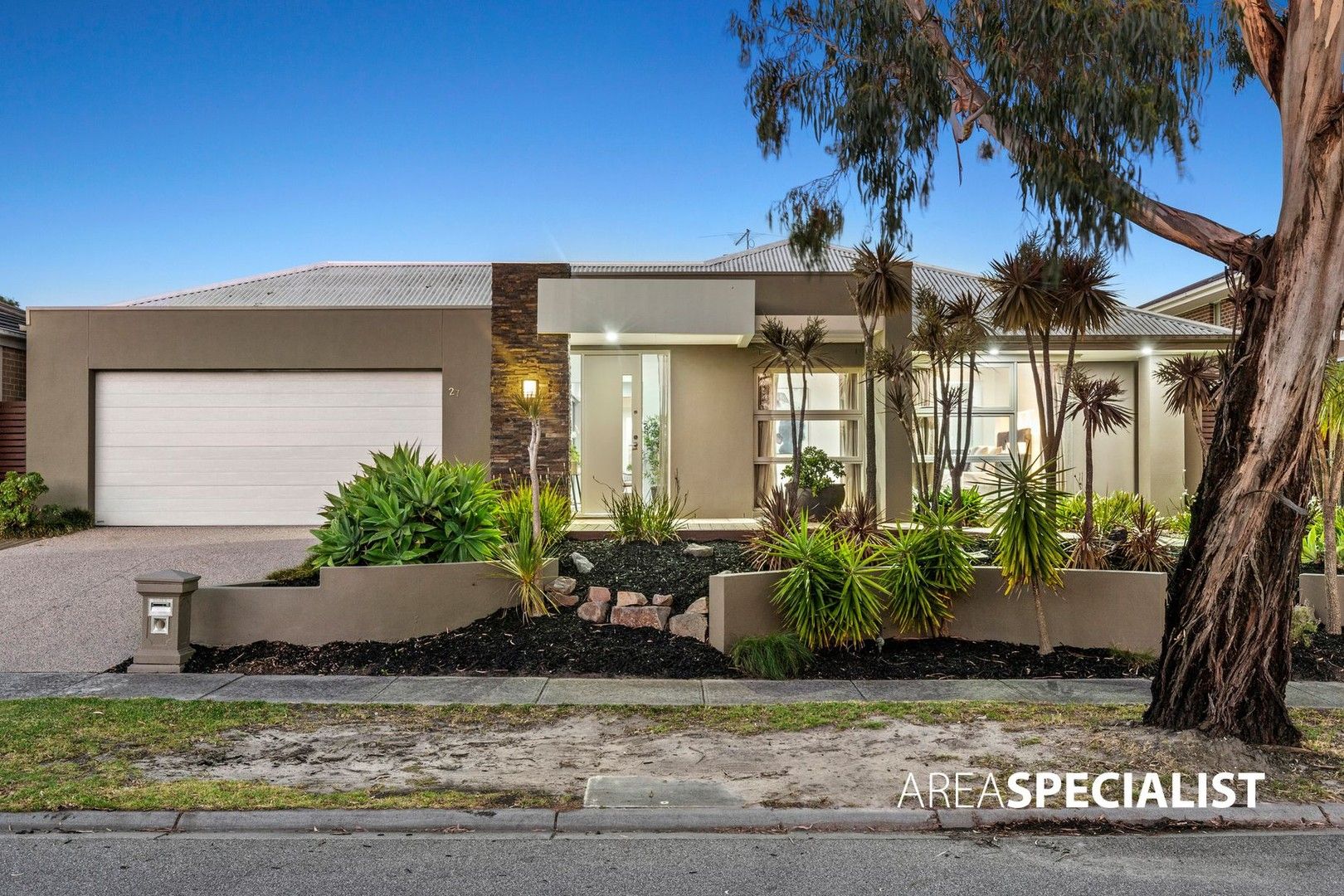 4 bedrooms House in 27 Saltbush Avenue LYNDHURST VIC, 3975