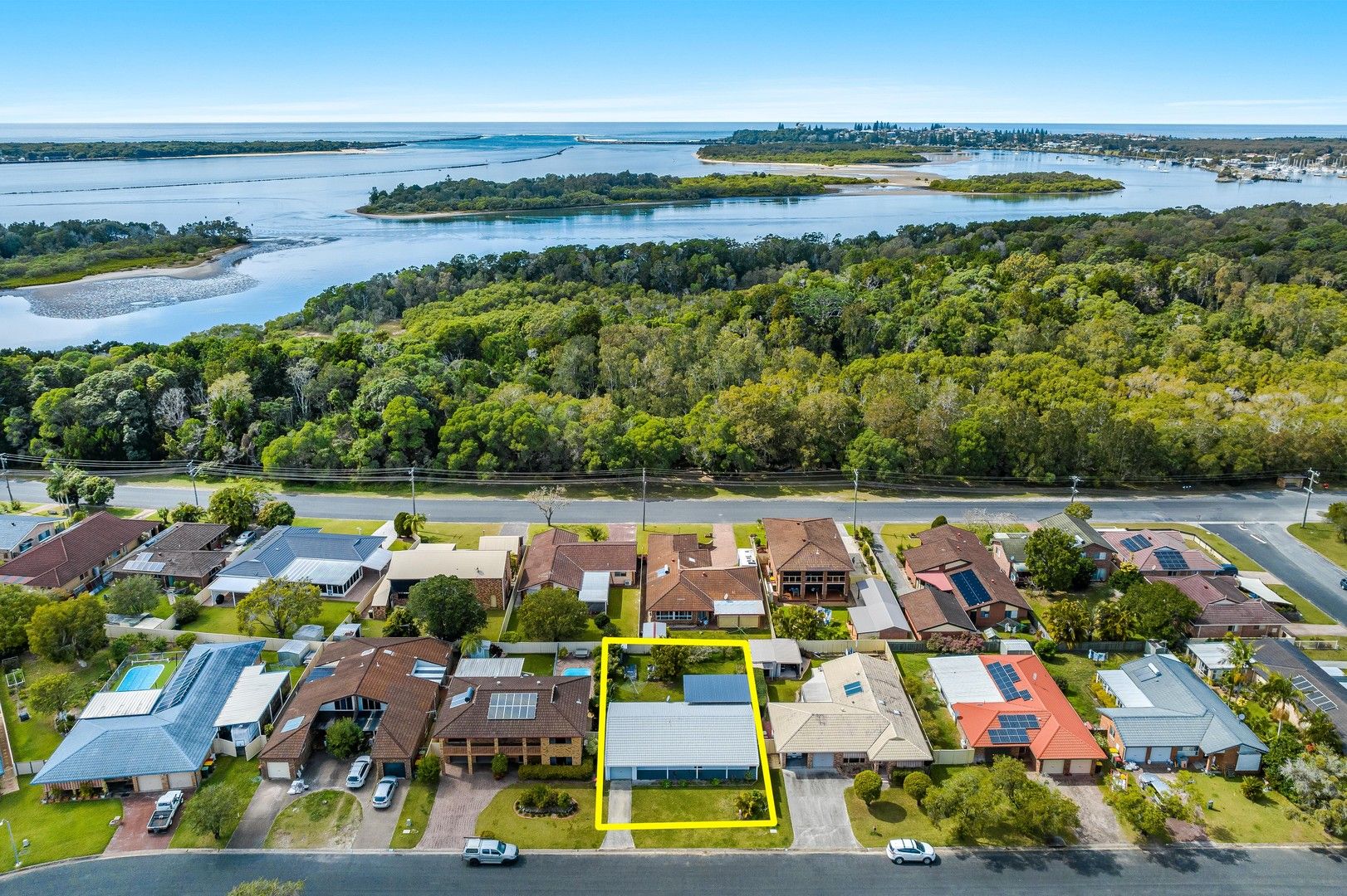 3 bedrooms House in 10 Binnacle Court YAMBA NSW, 2464
