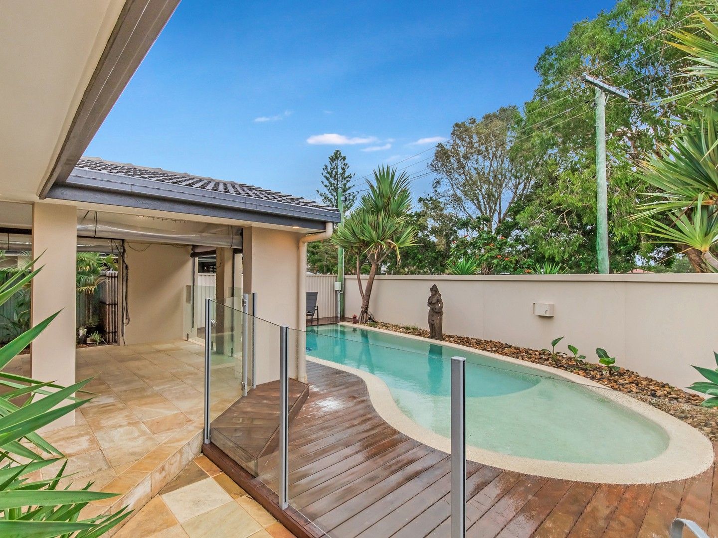 16 Verona Avenue, Isle Of Capri QLD 4217, Image 2