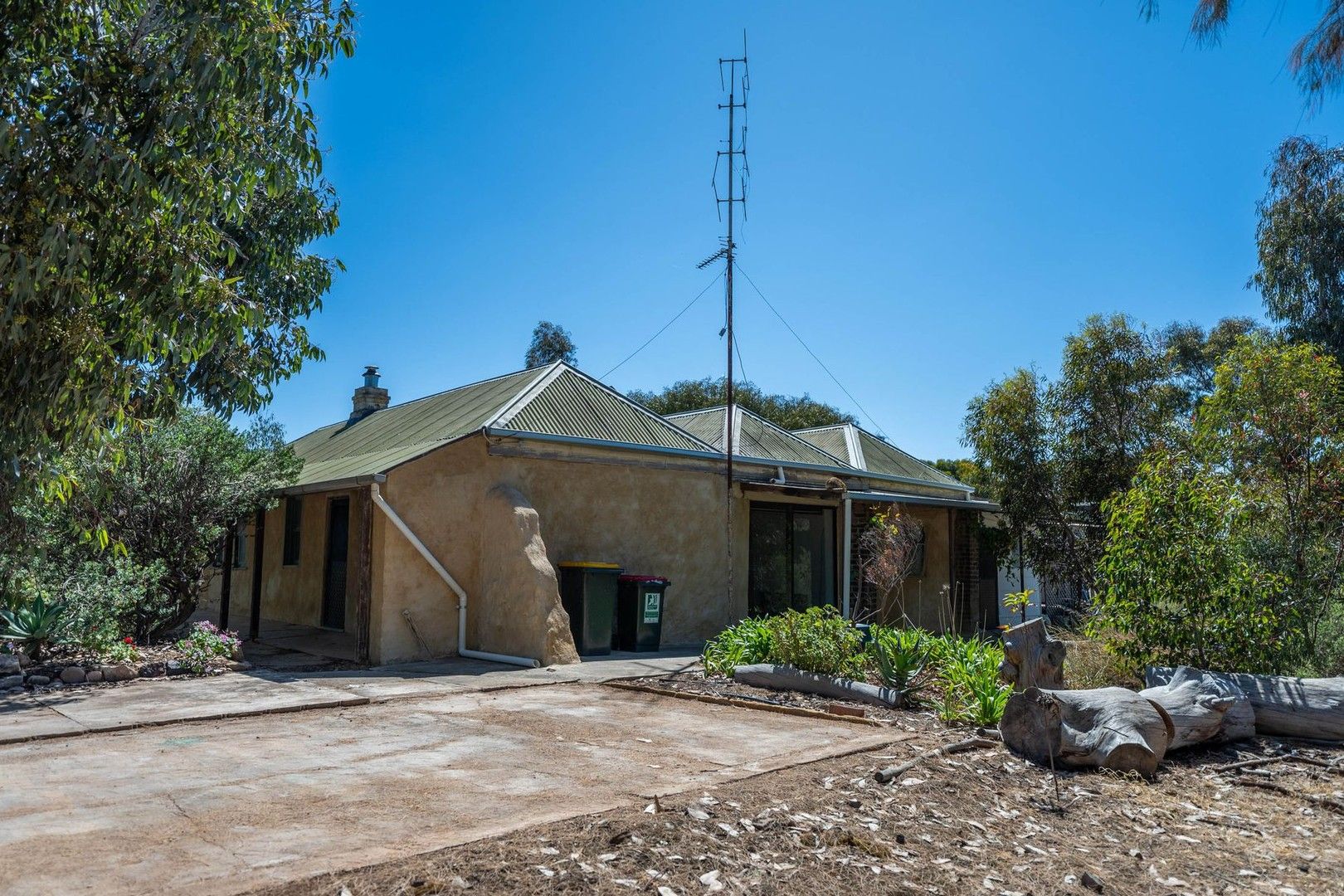 4 bedrooms House in 10 Derrington Terrace EAST MOONTA SA, 5558