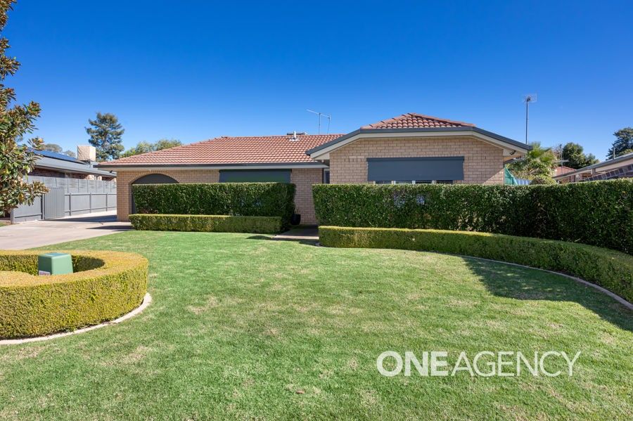 4 bedrooms House in 5 TURA PLACE GLENFIELD PARK NSW, 2650